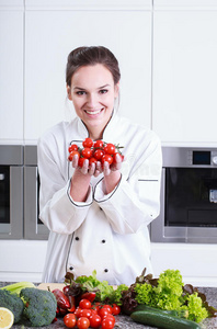 厨师展示小西红柿