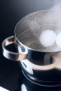 煮鸡蛋在灶台侧视图