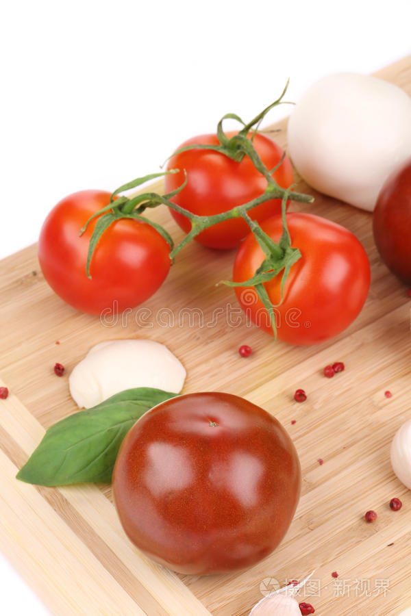 西红柿和马苏里拉丸子。