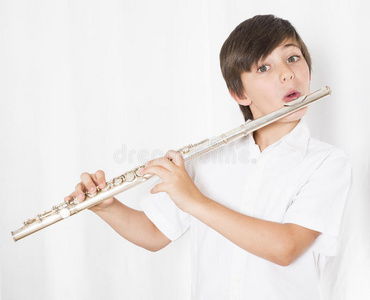 吹笛子的男孩照片