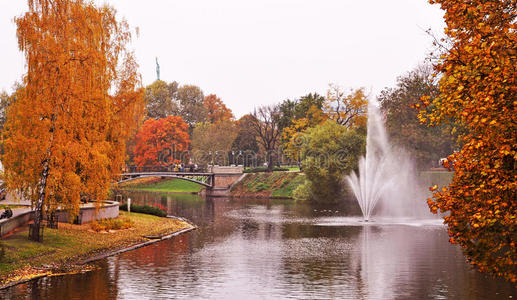 拉脱维亚里加市中心的秋天公园。