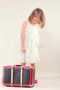 提着手提箱的小女孩