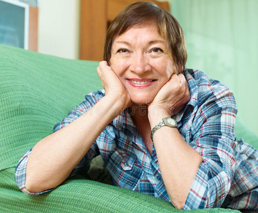 女性退休妇女在沙发上休息的肖像