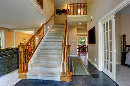 带木楼梯的走廊照片