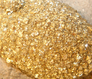 探矿者在矿里发现的金块照片