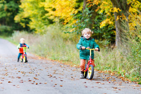 秋林骑自行车的活跃双胞胎男孩