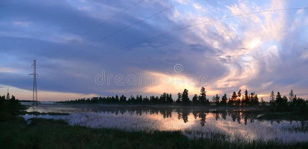 俄罗斯，纳德姆。北方自然景观。夕阳西下