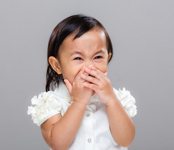 用手指对嘴的手势孩子张开嘴吃巧克力糖亚洲美女小女孩捂着嘴要呕吐