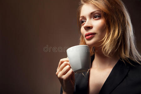 喝茶或喝咖啡的漂亮女孩