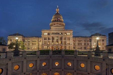 在夜间的德克萨斯州的州议会大厦