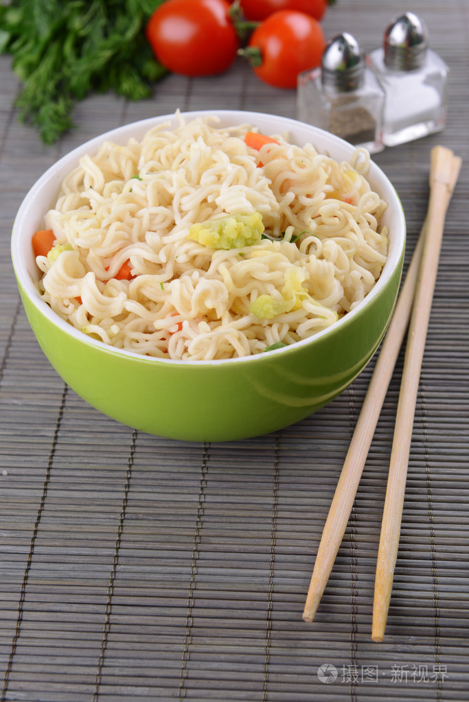 美味的方便面和蔬菜在碗上表特写