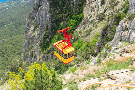 mishor，克里米亚，乌克兰5 月 12 日。人们乘搭绳方式驾驶室 ai petri 山在 2013 年 5 月 12 日，