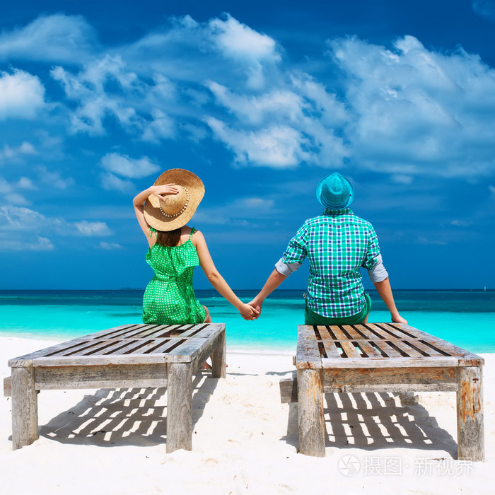 白之恋人在马尔代夫的海滩上绿