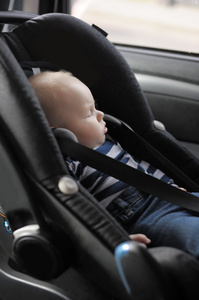 在汽车安全座椅的小宝贝男孩。