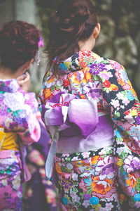 日本妇女穿和服呼吁在京都的清水寺看樱花的传统服饰