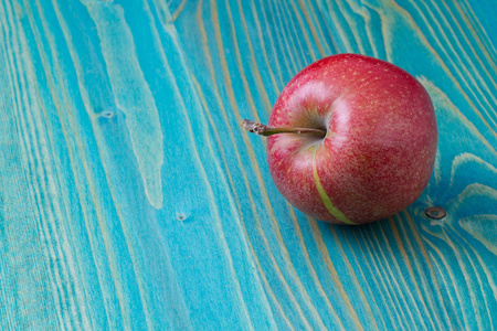 在木桌上的红苹果