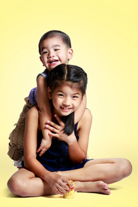 一个孩子的爱的弟弟和妹妹的画像