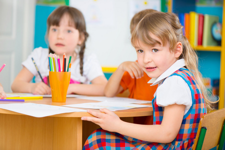 在幼儿园画的两个小女孩图片