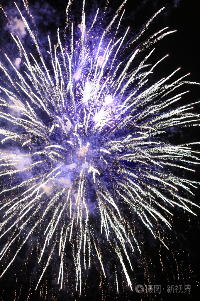 多色烟花在夜空