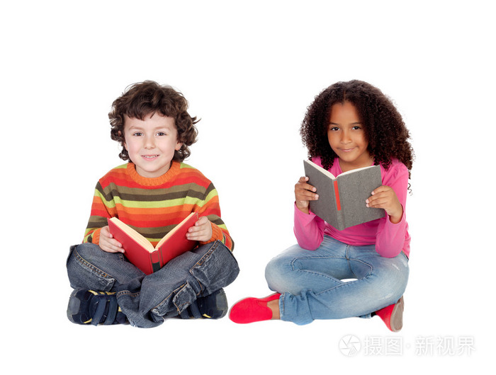 两个孩子坐在地上读书