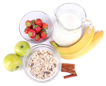 健康谷物与牛奶和水果上白色孤立
