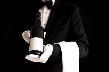 服务员拿着一瓶红酒的礼服