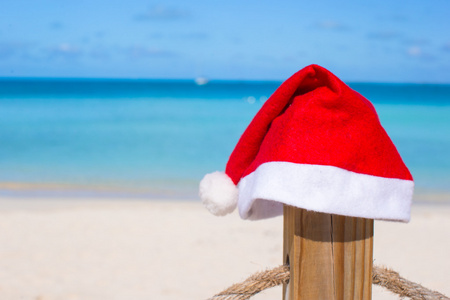 特写圣诞老人的帽子，在热带的加勒比海滩的栅栏上