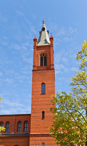 市中心的圣三一教堂 1886 在华沙镇，波兰钟楼