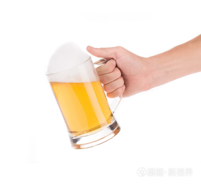 手中拿着装满啤酒的杯子