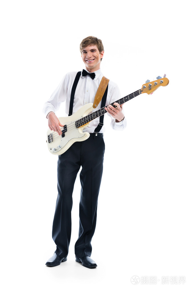 年轻男子弹吉他