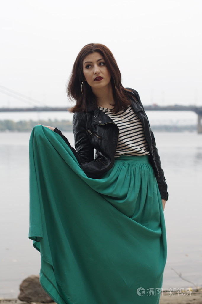 亚美尼亚女孩靠近河构成