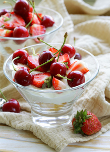 乳制品酸奶点心 樱桃和草莓