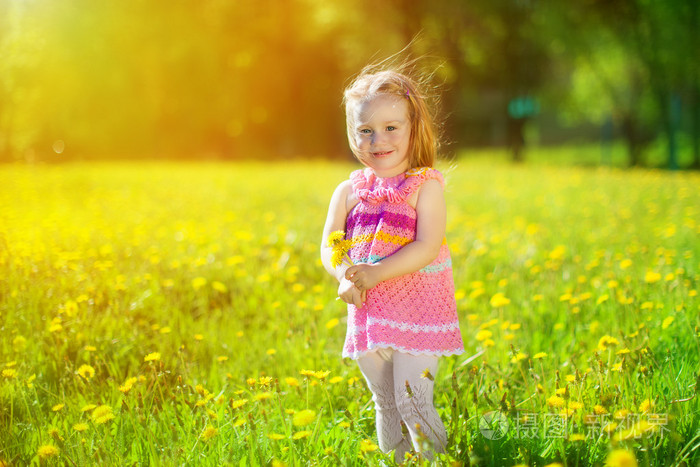 快乐的孩子蒲公英字段性格开朗的小女孩r上的形象