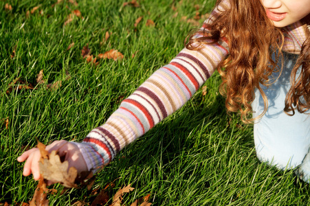 幼儿音乐室配置幼儿女孩蹲下照片