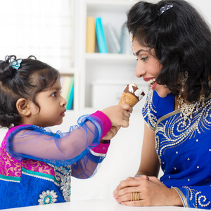 印度女孩喂她妈妈的冰激淋
