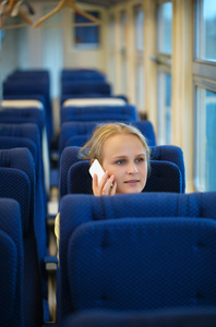 坐在火车谈她的手机里的女人图片