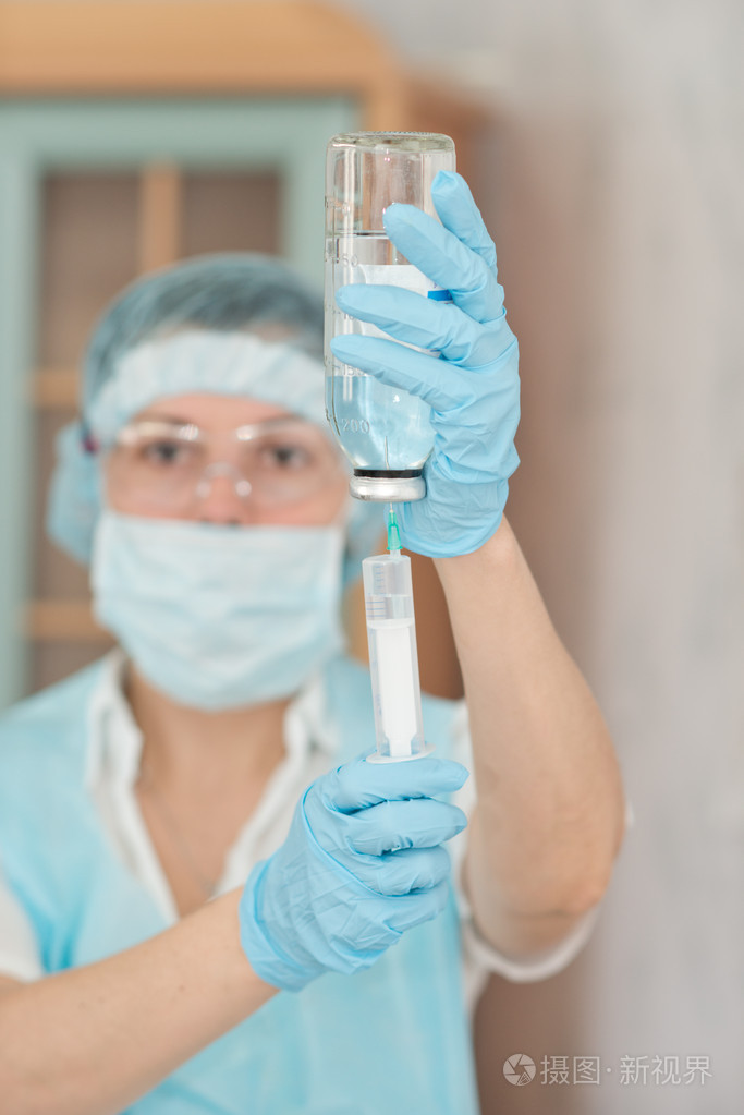 护士准备静脉输液系统