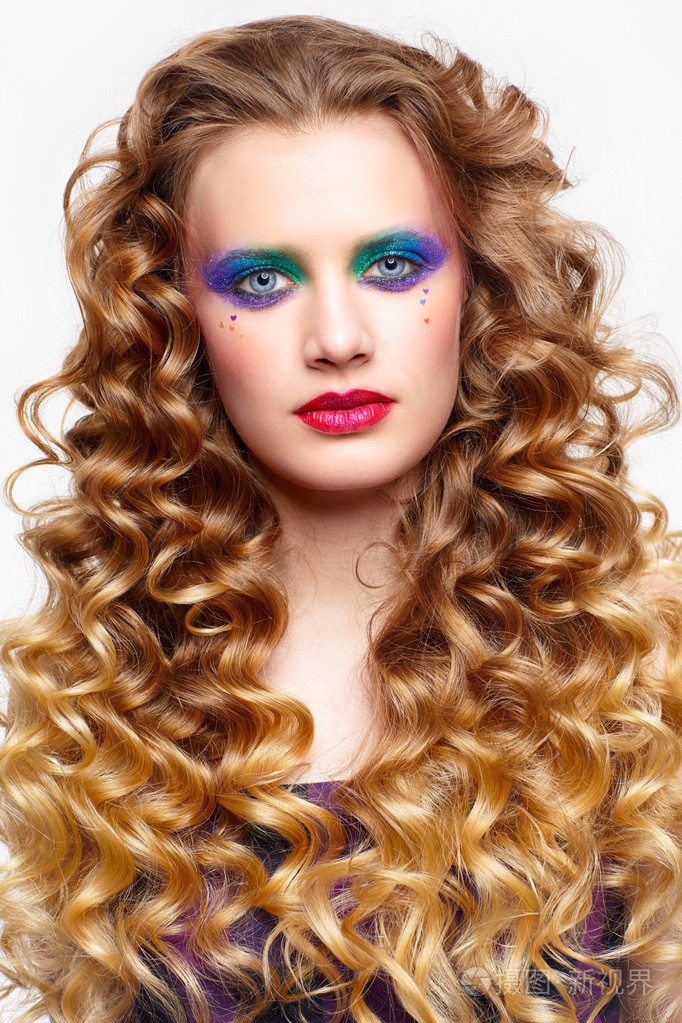 长长的金色头发的女人