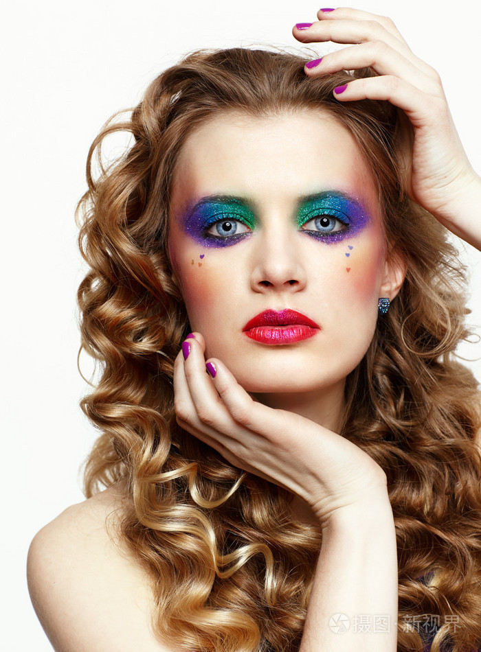 长长的金色头发的女人