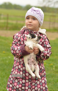 小女孩用她的小狗