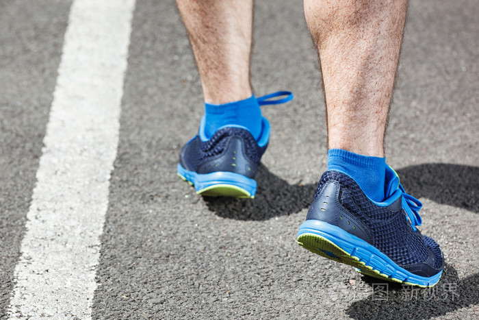 运动员脚上体育场特写鞋上运行