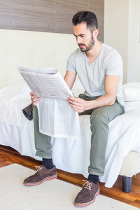 男人读报纸