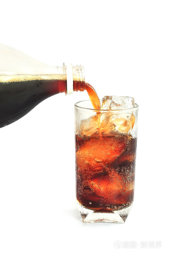 白色背景上的玻璃从一瓶饮料倒入可乐