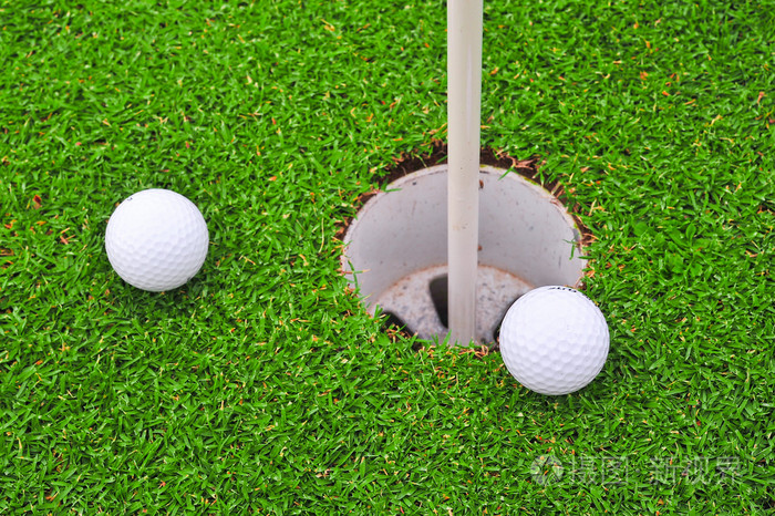 两个小高尔夫球高尔夫球场果岭上