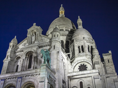 巴黎，法国，2013 年 5 月 4 日。圣心大教堂夜景