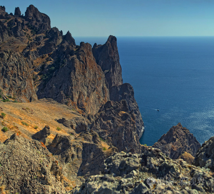 山景观与蓝蓝的天空和大海