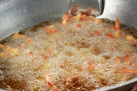日本料理天妇罗虾在锅里