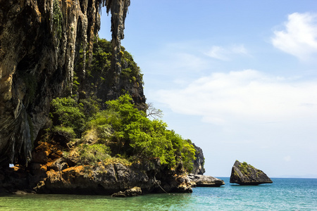 洞穴和水在 phra nang 海滩