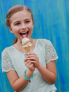 夏天糖果可爱的女孩吃冰淇淋