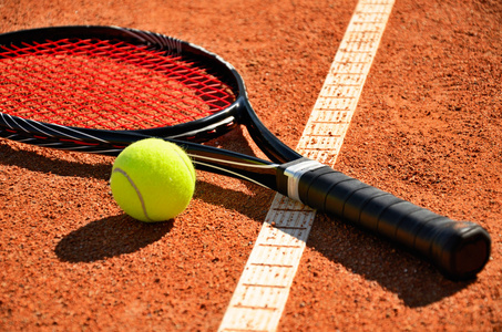 网球球和球拍是地毯球场上